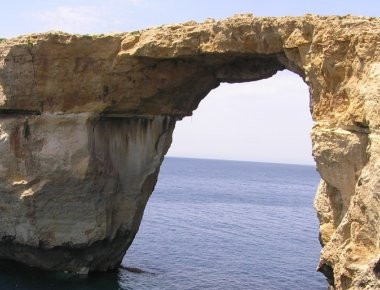 «Παρελθόν» ο βράχος-αψίδα σύμβολο της Μάλτας μετά από σφοδρή θαλασσοταραχή (φωτό)